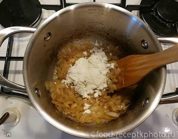 лук с маслом в кастрюле для приготовления лукового супа