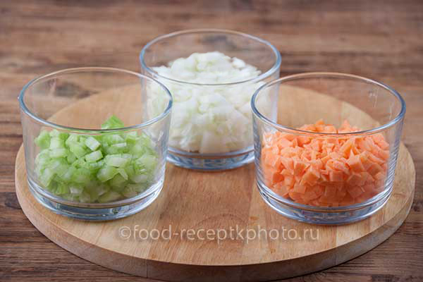 овощи лук, морковь и сельдерей в стеклянных стаканах