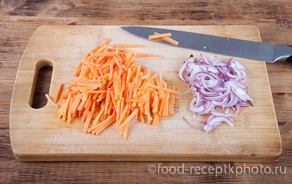 морковь и лук на разделочной доске для салата из свеклы и моркови с медово-горчичной заправкой