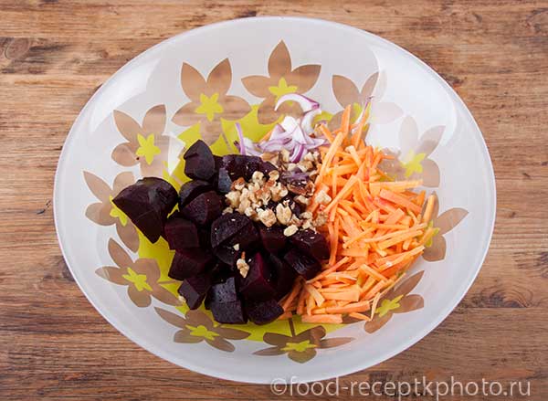 ингредиенты для салата из свеклы и моркови в салатнике