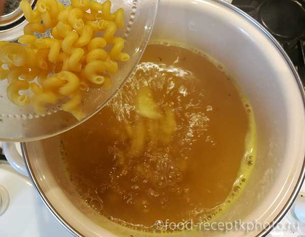 Суп с макаронами ,яйцами и пармезаном