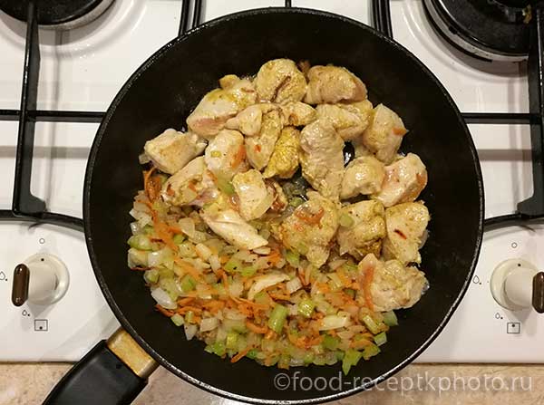 Овощи и куриное мясо в сковороде