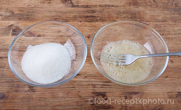 Взбитые белки и сахар в стеклянных мисках